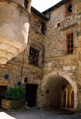 Déambulations dans la cité médiévale par les Amis du Château de Sévérac