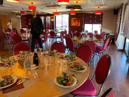 Léonie, Cuisine Aveyronnaise (groupes), Relais Millau Larzac