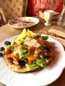 Léonie, Cuisine Aveyronnaise (groupes), Relais Millau Larzac