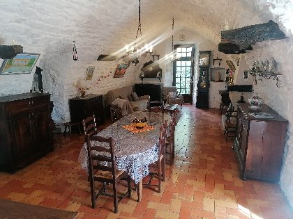 Grand séjour voûté Table pour 7 personnes maximum, L'Oustal