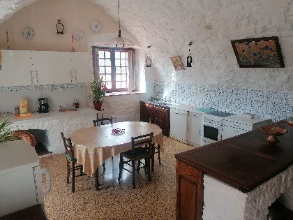 Espace cuisine ouvert Tout le nécessaire pour cuisiner , L'Oustal