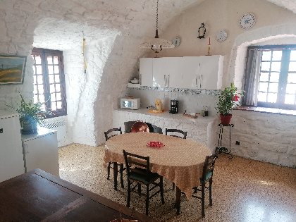 Espace cuisine ouvert Table pour les repas Vue sur le viaduc, L'Oustal