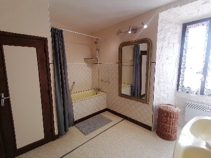 Salle de bain spacieuse avec baignoire, L'Oustal