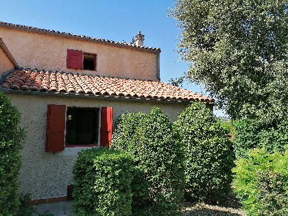 Chambres bien aérées dans un écrin de buis, L'Oustal