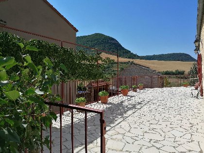 Grande terrasse Est fermée pour détente, jeux, repas, L'Oustal