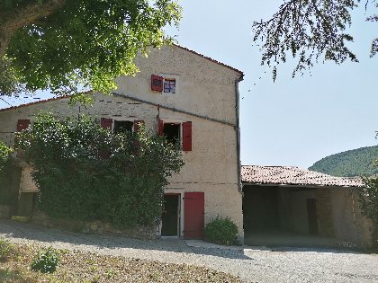 Accolé à la maison se trouve l'abri pour voitures  Abris parfois partagé avec l'hôte lors de ses venues, L'Oustal