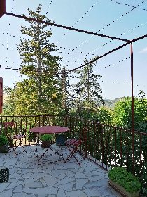 Terrasse orientée plein Ouest pour petits déjeuners et repas, L'Oustal