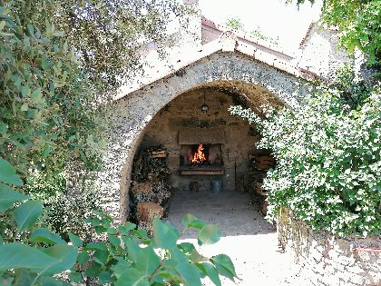 Ancien four à pain transformé en barbecue avec grill et bois à disposition  Parfois partagé avec l'hôte lors de ses venues, L'Oustal