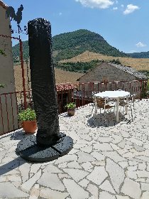 Grande terrasse avec coin repas et coin repos, L'Oustal