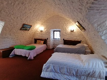 Chambre voûté à l'étage avec 3 lits simples, L'Oustal