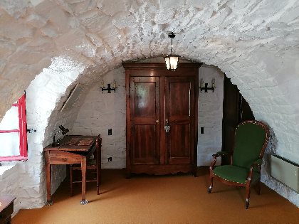 Coin bureau et armoires de la chambre parentale voûtée, L'Oustal