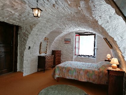 Grande chambre parentale avec armoires, rangements et son coin bureau. Vues sur le parc et la végétation, L'Oustal