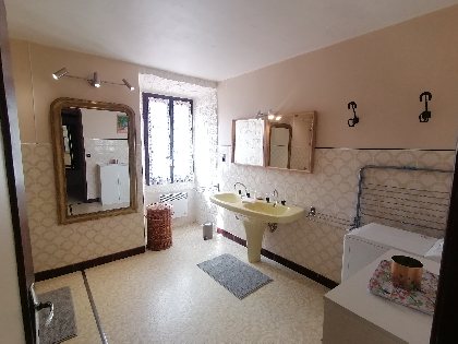 Salle de bain avec vue sur le parc, L'Oustal