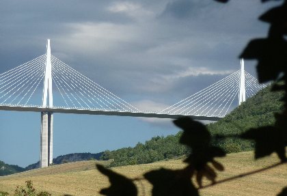 De la grande terrasse vue sur le célèbre viaduc de Millau tout proche, L'Oustal
