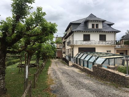bâtisse de la piscine à 200 métres, Aux Berges de Pareloup