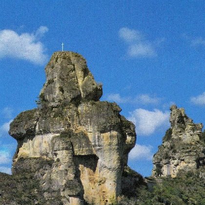 AU DESSUS DU GÏTE, ROCHER DE CAPLUC, La Cazelle