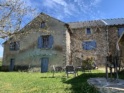 Espace extérieur comprenant: table, chaises et barbecue, 