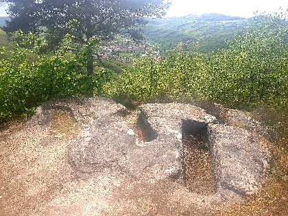 Circuit des tombes par Saint - Apolit, ROQUEFORT TOURISME