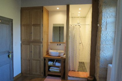 Chambre St-Jean, côté douche/lavabo, sortie sur le salon, Sylvie Langevin