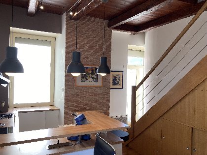 Cuisine et escalier d'accès à l'étage, Location Aurejac Danielle