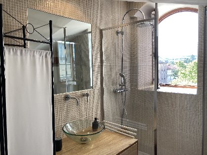 salle de bains avec douche à l'italienne, Location Aurejac Danielle