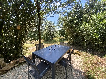 Coin repas ombragé, L'Oustal d'Alteyrac