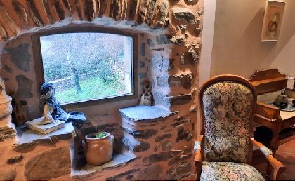 La fenêtre dans l'ancien évier de berger, OFFICE DE TOURISME LARZAC VALLEES