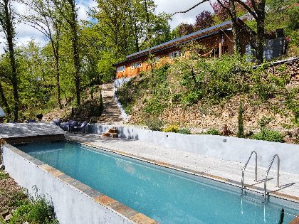 Vue globale piscine, maison en bois, chalet, cabane, logement insolite, Pierre Jassin - lalalandes aveyron