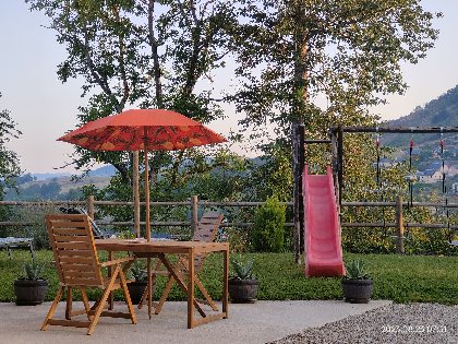 À mi chemin-Marcillac-vallon-gîte-appartement-location-vacances-terasse privative, Nicolas LACOMBE 