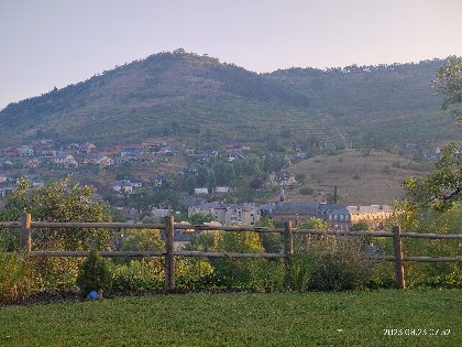 À mi chemin-Marcillac-vallon-gîte-appartement-location-vacances-vue sur le village, Nicolas LACOMBE 