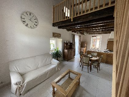 Coin salon, pièce ouverte sur la cuisine, La Paularine