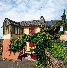 Les volets rouges , Office de Tourisme des Causses à l'Aubrac
