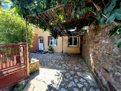 Les volets rouges , Office de Tourisme des Causses à l'Aubrac