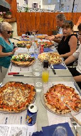 Belle tablée autour de nos pizzas, Julien ONDIVIELO